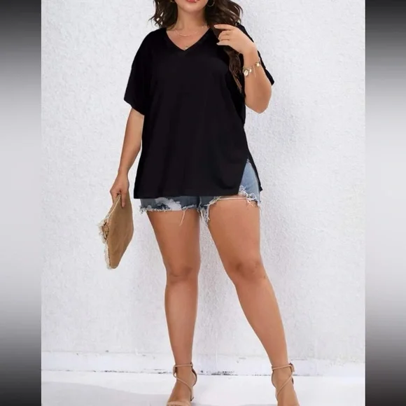Plus size V neck split hem tee